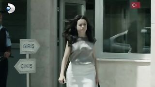 Braless in Motion: Ozgu Namal (Turkish celeb) #2
