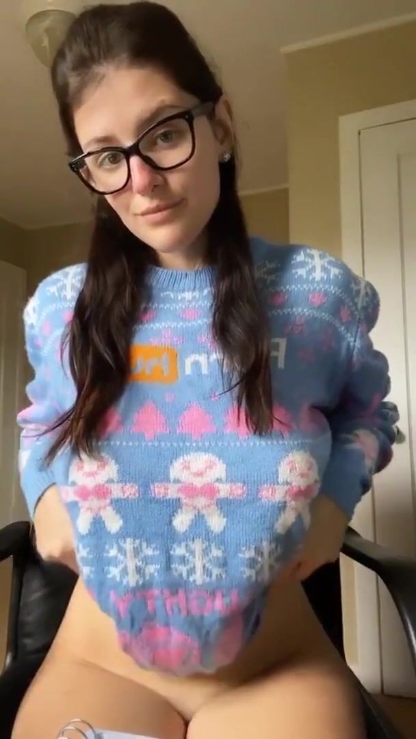 Chicks With Glasses Are The Best!