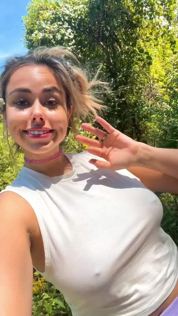 I love flashing my big tits outside!!
