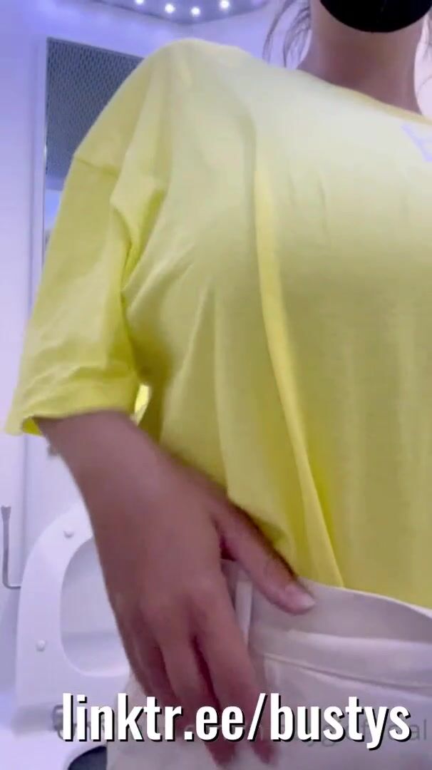 Mady Gio plane toilet