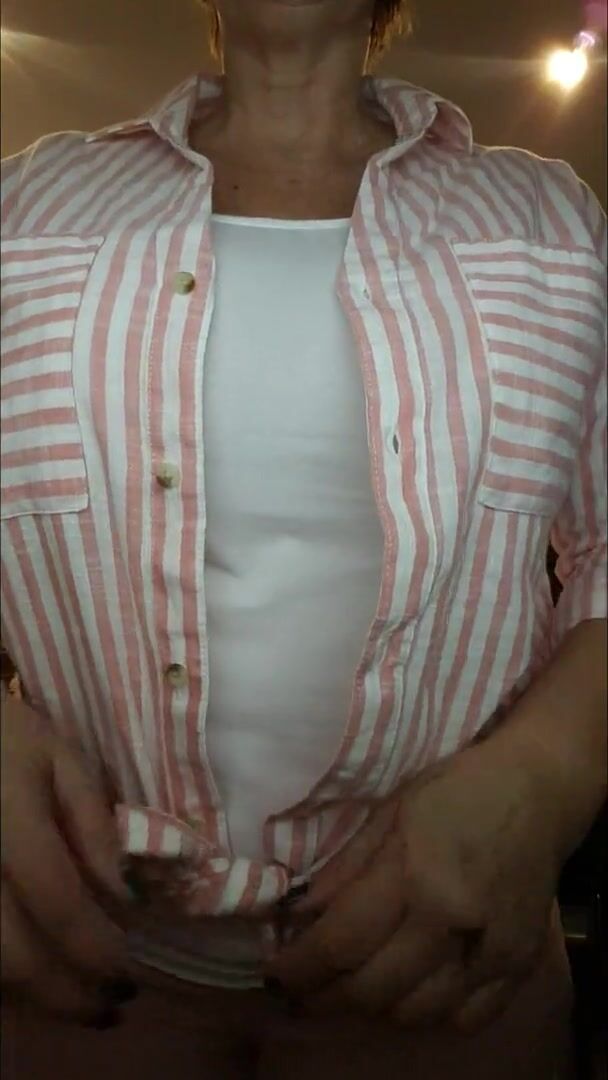 Sneaky boob reveal at my neighbours place ♥️ xx 57yo (f)