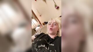 Billie Eilish jiggle