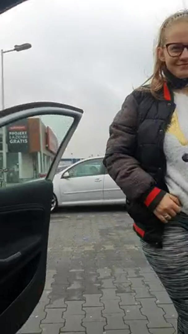 Cukierkowa Zgrywuska flashing her huge boobs in a parking lot
