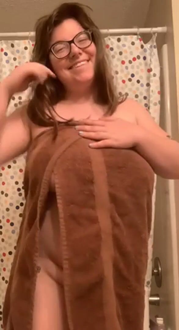 My towel doesn’t even cover my huge tits…♥️