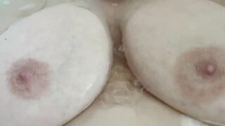 Bathtub Boobies! Huge natural 44g titties floating in the water!
