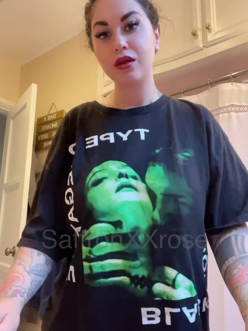 This shirt really hides my huge boobs!!