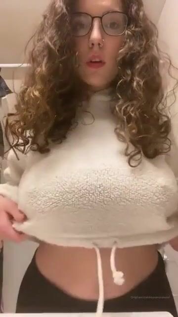 Laura ♥️Get it fast before it gets taken down❤️ (