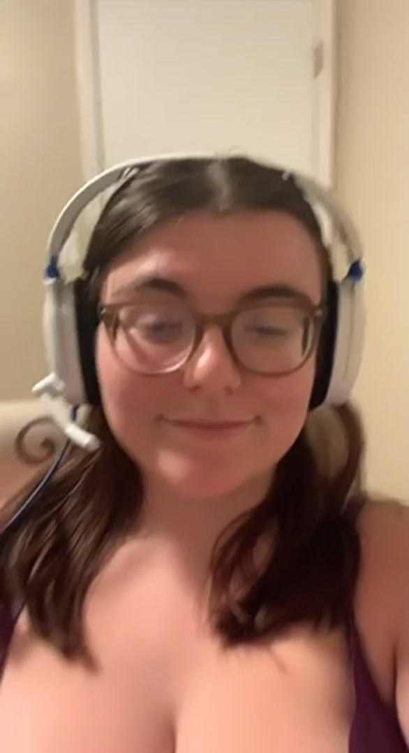 are chubby gamer girl titty reveals your kinda thing?
