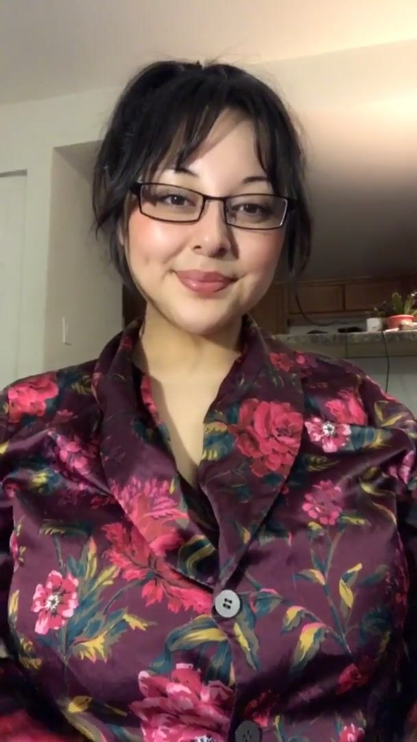 Revealing my huge 26 year old titties ????