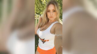 Barefoot & braless happy Hooters girl ????