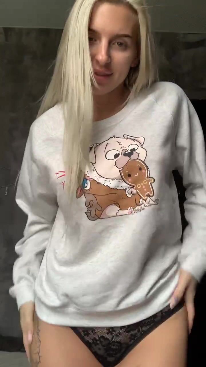 Such a cute Christmas sweater, but it's very cold in it, keep me warm!