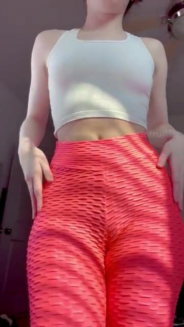 these leggings have a surprise in the back, wanna see? [stba]