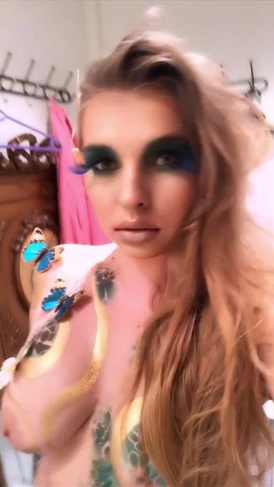 I’m ready for Halloween ???? Do you like the way I look?