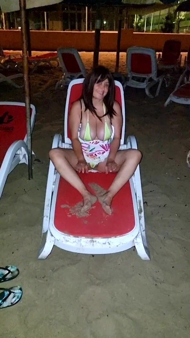 Suck it, gravity! Milf Hotwife with killer tits ????