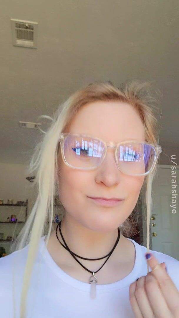 5'1 nerdy college student with natural tits, would you smash?