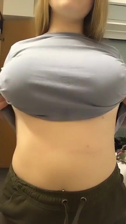 Upvote if you ❤️ a big titty drop №2