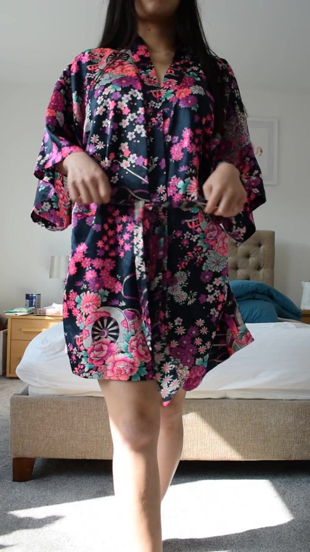 Do you like my petite 4'11'' figure and my 28F sized boobs?